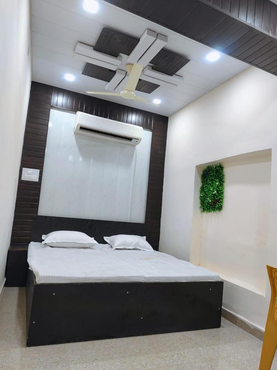 Hotel Crystal Dreams Mathura Exterior photo